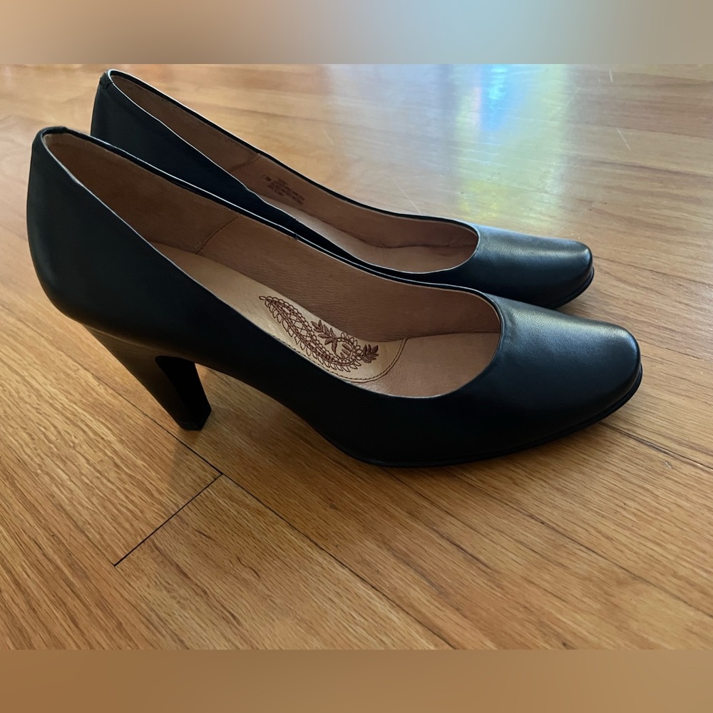 Sofft Black Leather Mid Heel Pumps